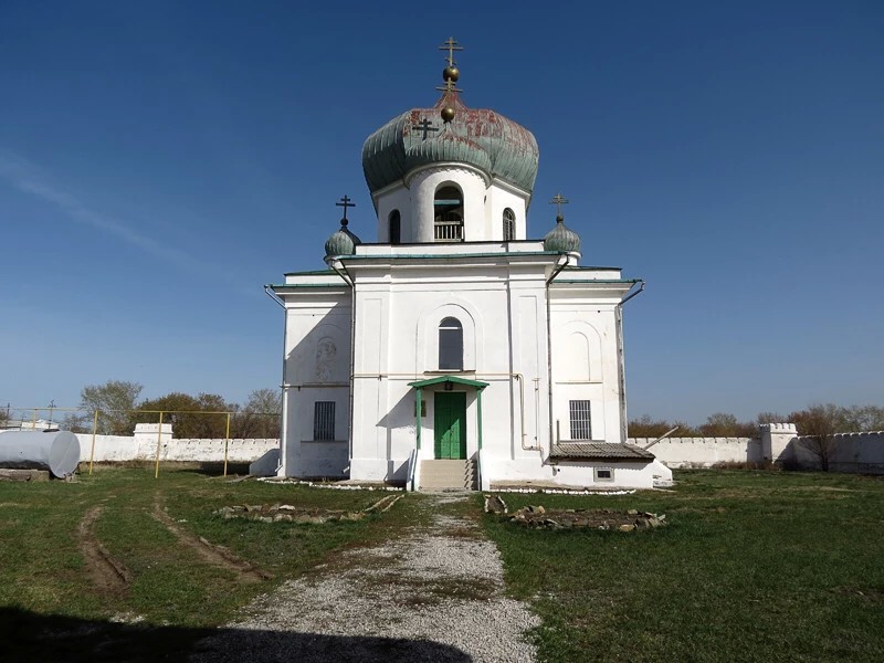 Храм Святого Николая Чудотворца, Николаевка, 1847 г. постройки. Купола на храме ранее были с позолотой. Внутри стены храма были до половины обиты плюшем (так хотели казаки), который в 40-х годах растащили.