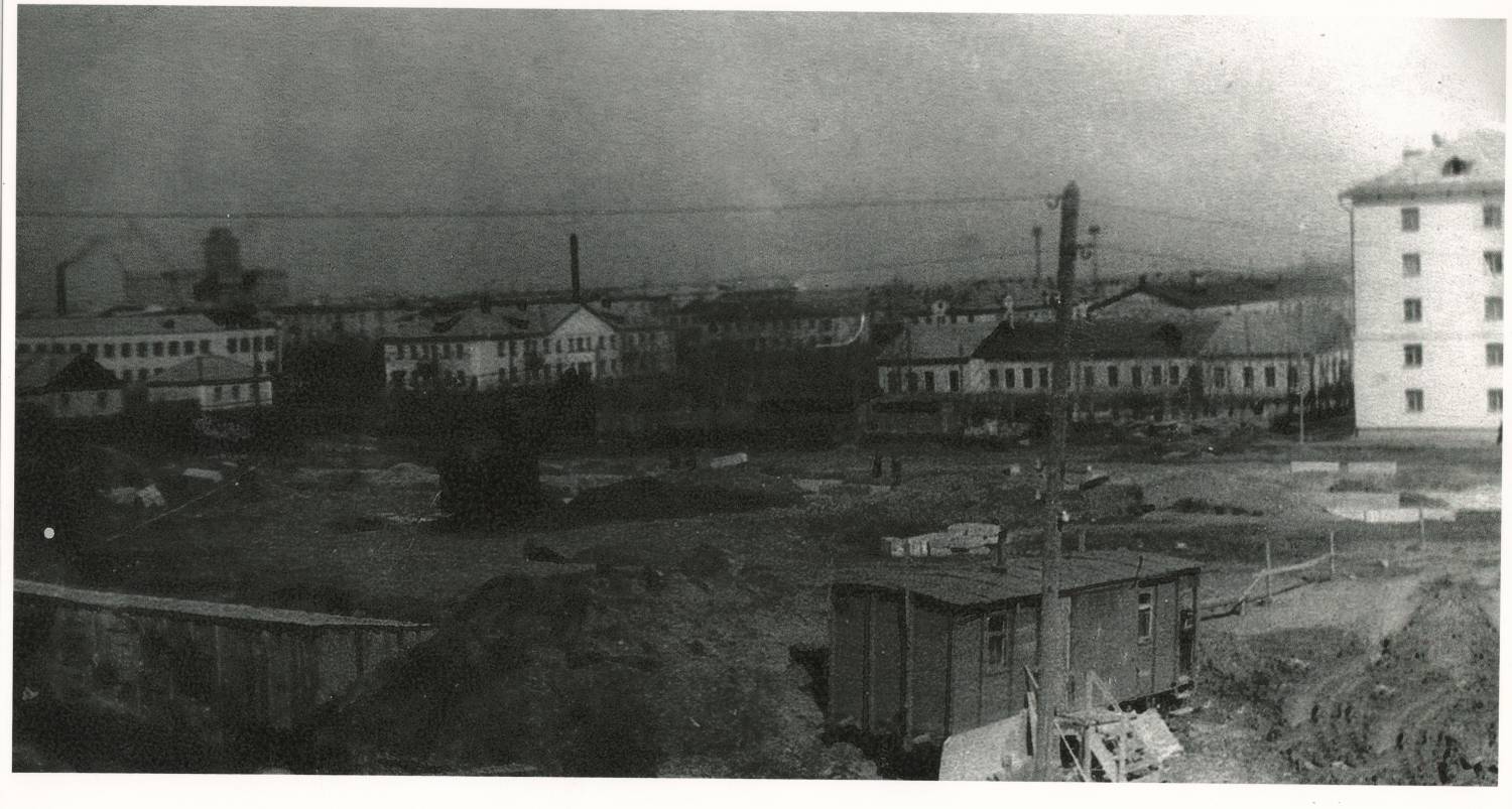Закладка фундамента школы №45(34), г. Карталы. За опорой по центру - здание отделения дороги, левее - интернат, школа 34(17). Справа - 5-эт. ул. Ленина, где находится магазин "Огонёк". 1966-67 год.