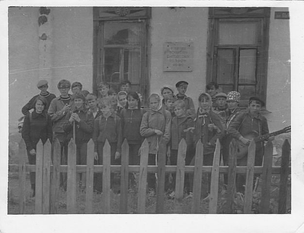 Ученики школы №2 п. Солнечный возле дома, в котором родился герой Советсткого Союза И.С. Пьянзин, п. Ольховка, 1967 г.