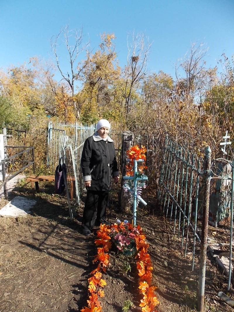 Валентина Доронина у могилы своей двоюродной бабушки монахини Параскевы (Колобынцевой) на кладбище г. Карталы весной 2014 г. Фото автора.