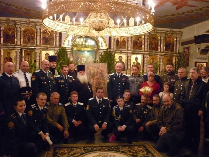 Торжественная передача иконы 12 июня 2014 г. в екатеринбургском Храме-на-Крови. Юрий Дудкин – в верхнем ряду, второй справа от иконы.