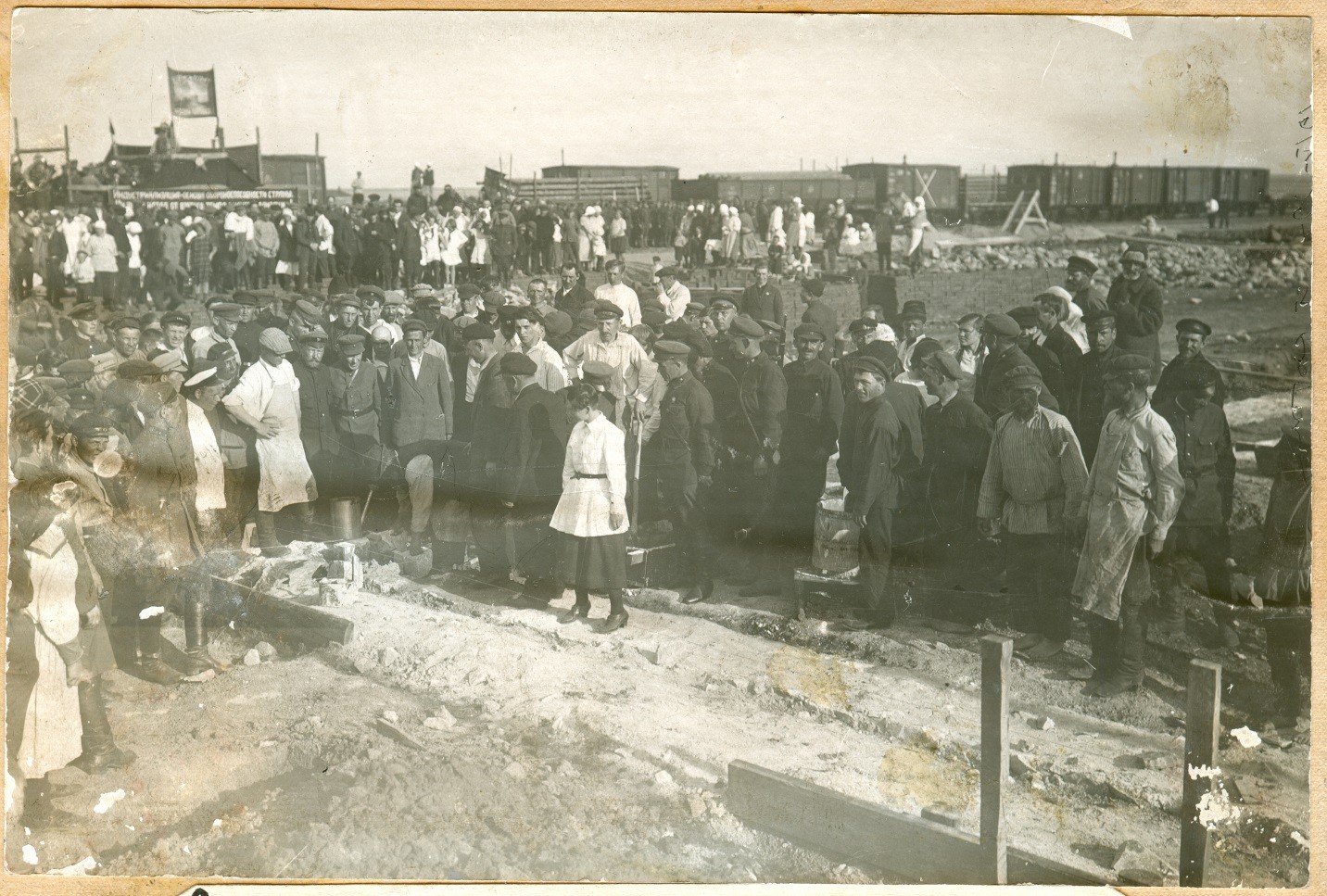 Закладка первого камня здания вокзала на ст. Карталы, 1929 г., когда началось ускоренное строительство ж.д. Карталы-Магнитная.