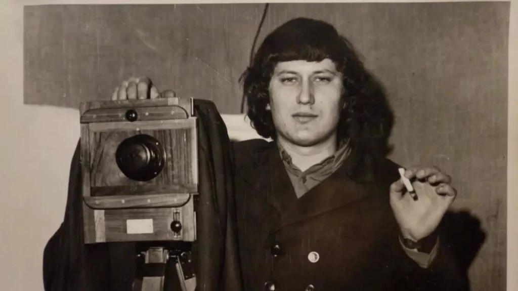 Вот фотоаппарат и сам фотограф фотосалона А. Кибало (на фото выше в центре). Раньше и курить можно было!!! г. Карталы.