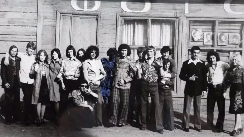 ФОТОсалон по ул. Пушкина, 1976 г.. Как во времена ковбоев. Фото Александра Кибало, который работал здесь фотографом. г. Карталы.