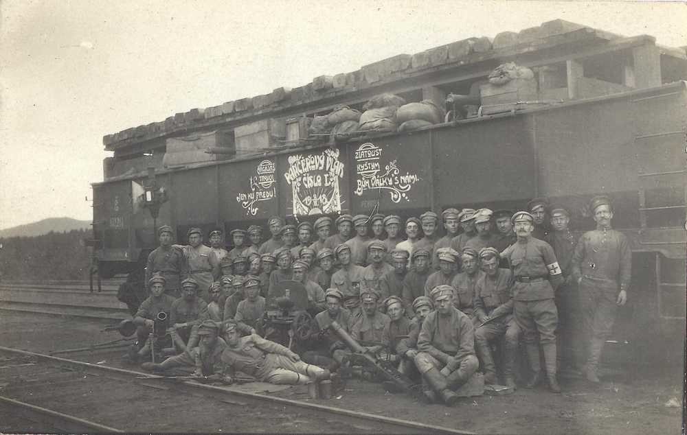 Восставший чехословацкий корпус (белочехи) взял Троицк 18 июня 1918 г. Фото бронепоезда на станции Троицк. Наверху стоят пулемёты.